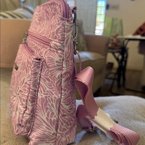 NWT, Baggallini modern pocket crossbody in an adorable pink print . - Picture 7 of 8